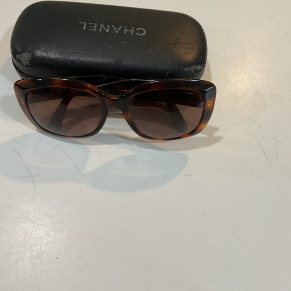 Chanel tortoise sunglasses with black Chanel case - Picture 4 of 12